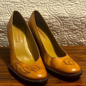 Enzo Closed Toe Low Pump, Tan, Size 9 narrow